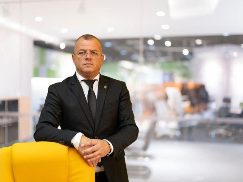 Costel Barbu cultivă educația civică în școlile din întreaga Românie